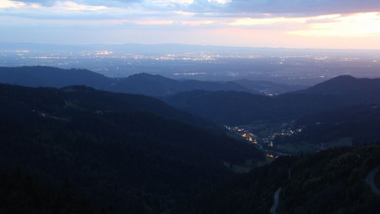 Dieses Bild zeigt eine Webcam-Aufnahme vom Achertal, aufgenommen am Montag, den 12.05.2025 um 21:40 Uhr. Die Temperatur betrug 11.9°C.