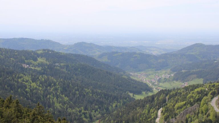 Dieses Bild zeigt eine Webcam-Aufnahme vom Achertal, aufgenommen am Dienstag, den 28.04.2026 um 14:30 Uhr. Die Temperatur betrug 14.8°C.