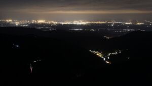 Dieses Bild zeigt eine Webcam-Aufnahme vom Achertal, aufgenommen am Freitag, den 08.05.2026 um 23:30 Uhr. Die Temperatur betrug 8.6°C.