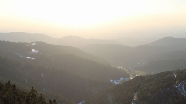 Dieses Bild zeigt eine Webcam-Aufnahme vom Achertal, aufgenommen am Donnerstag, den 02.04.2026 um 19:20 Uhr. Die Temperatur betrug 6°C.