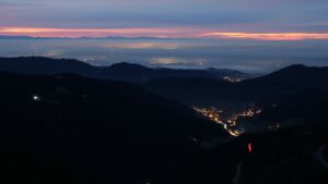 Dieses Bild zeigt eine Webcam-Aufnahme vom Achertal, aufgenommen am Dienstag, den 16.12.2025 um 17:20 Uhr. Die Temperatur betrug 5.5°C.