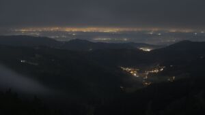 Dieses Bild zeigt eine Webcam-Aufnahme vom Achertal, aufgenommen am Donnerstag, den 04.12.2025 um 20:00 Uhr. Die Temperatur betrug 0.6°C.