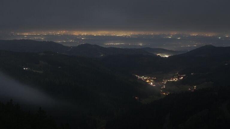 Dieses Bild zeigt eine Webcam-Aufnahme vom Achertal, aufgenommen am Donnerstag, den 04.12.2025 um 20:00 Uhr. Die Temperatur betrug 0.6°C.