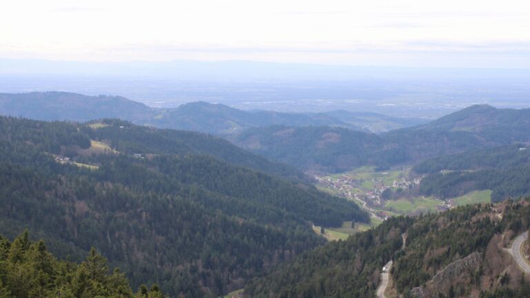 Dieses Bild zeigt eine Webcam-Aufnahme vom Achertal, aufgenommen am Freitag, den 13.03.2026 um 15:00 Uhr. Die Temperatur betrug 8.3°C.