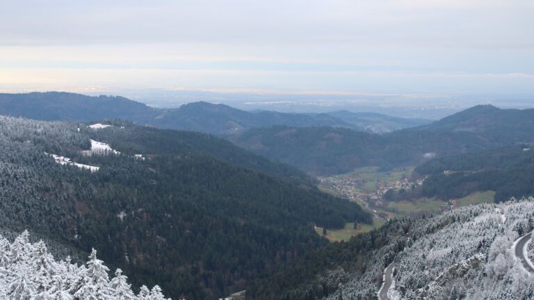 Dieses Bild zeigt eine Webcam-Aufnahme vom Achertal, aufgenommen am Donnerstag, den 27.11.2025 um 09:10 Uhr. Die Temperatur betrug -2.9°C.