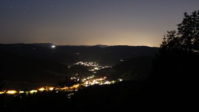Dieses Bild zeigt eine Webcam-Aufnahme vom Achertal, aufgenommen am Samstag, den 04.07.2026 um 23:30 Uhr. Die Temperatur betrug 19.6°C.