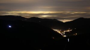 Dieses Bild zeigt eine Webcam-Aufnahme vom Achertal, aufgenommen am Dienstag, den 16.12.2025 um 18:00 Uhr. Die Temperatur betrug 5.2°C.