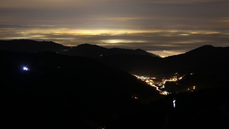 Dieses Bild zeigt eine Webcam-Aufnahme vom Achertal, aufgenommen am Dienstag, den 16.12.2025 um 18:00 Uhr. Die Temperatur betrug 5.2°C.