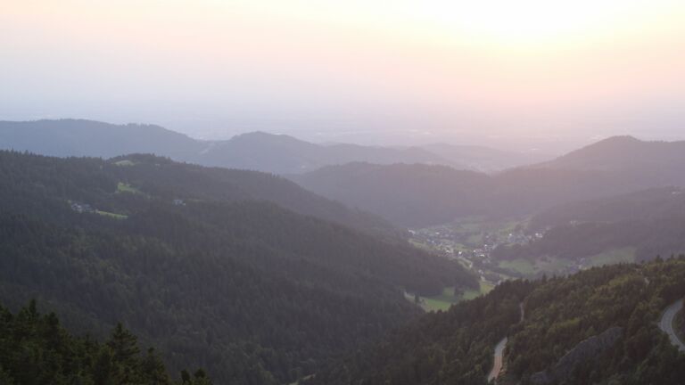 Dieses Bild zeigt eine Webcam-Aufnahme vom Achertal, aufgenommen am Dienstag, den 19.08.2025 um 20:00 Uhr. Die Temperatur betrug 20.2°C.