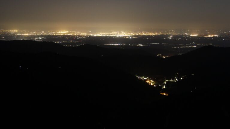Dieses Bild zeigt eine Webcam-Aufnahme vom Achertal, aufgenommen am Freitag, den 30.05.2025 um 23:30 Uhr. Die Temperatur betrug 19.5°C.