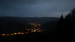 Dieses Bild zeigt eine Webcam-Aufnahme vom Achertal, aufgenommen am Freitag, den 31.07.2026 um 21:50 Uhr. Die Temperatur betrug 16.9°C.