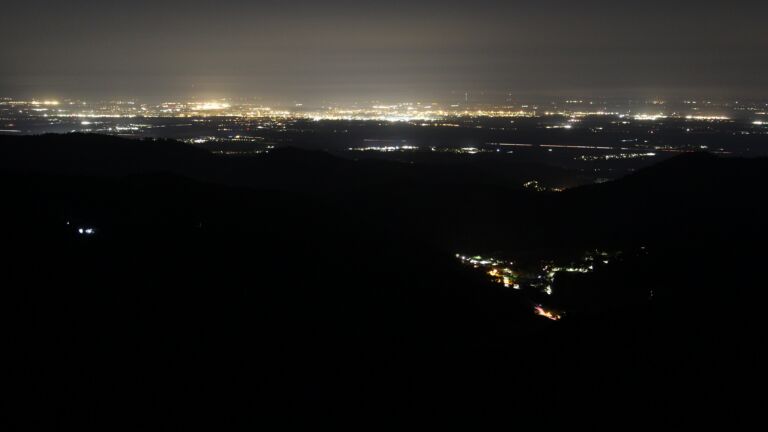 Dieses Bild zeigt eine Webcam-Aufnahme vom Achertal, aufgenommen am Freitag, den 17.04.2026 um 04:50 Uhr. Die Temperatur betrug 9.7°C.