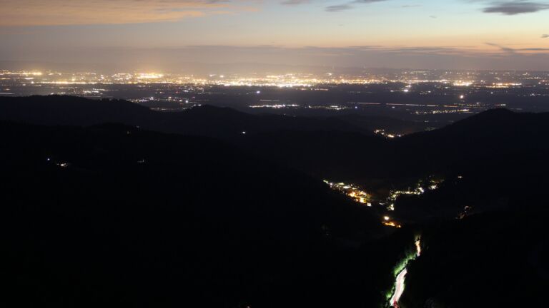 Dieses Bild zeigt eine Webcam-Aufnahme vom Achertal, aufgenommen am Freitag, den 23.05.2025 um 22:40 Uhr. Die Temperatur betrug 5.1°C.