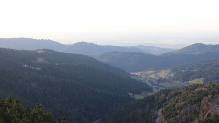 Dieses Bild zeigt eine Webcam-Aufnahme vom Achertal, aufgenommen am Donnerstag, den 18.12.2025 um 15:20 Uhr. Die Temperatur betrug 6.7°C.