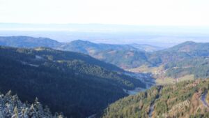 Dieses Bild zeigt eine Webcam-Aufnahme vom Achertal, aufgenommen am Montag, den 01.12.2025 um 10:50 Uhr. Die Temperatur betrug 4.8°C.