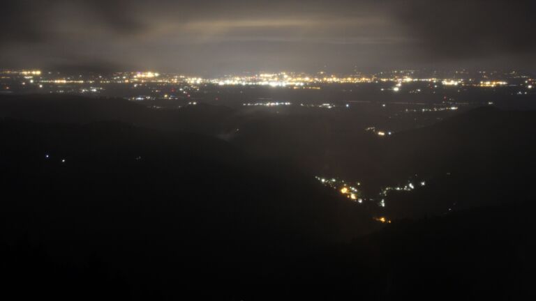 Dieses Bild zeigt eine Webcam-Aufnahme vom Achertal, aufgenommen am Dienstag, den 22.07.2025 um 22:50 Uhr. Die Temperatur betrug 11.2°C.