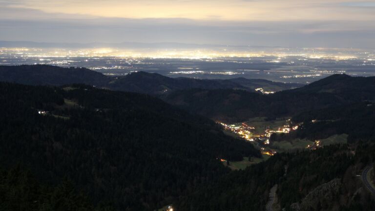 Dieses Bild zeigt eine Webcam-Aufnahme vom Achertal, aufgenommen am Dienstag, den 02.12.2025 um 21:30 Uhr. Die Temperatur betrug 5.1°C.