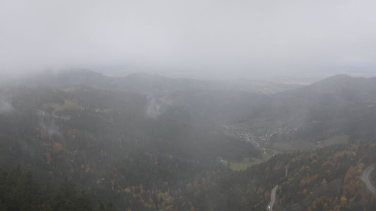 Dieses Bild zeigt eine Webcam-Aufnahme vom Achertal, aufgenommen am Donnerstag, den 23.10.2025 um 13:00 Uhr. Die Temperatur betrug 6.1°C.