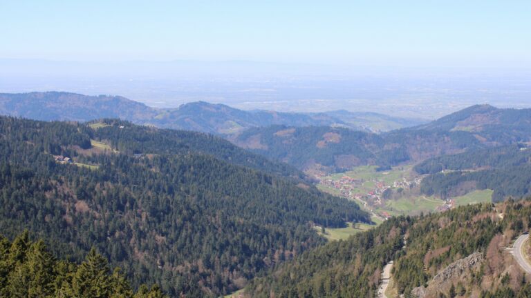 Dieses Bild zeigt eine Webcam-Aufnahme vom Achertal, aufgenommen am Mittwoch, den 08.04.2026 um 13:00 Uhr. Die Temperatur betrug 16.2°C.