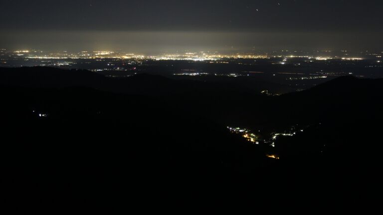 Dieses Bild zeigt eine Webcam-Aufnahme vom Achertal, aufgenommen am Donnerstag, den 02.10.2025 um 03:00 Uhr. Die Temperatur betrug 2.9°C.