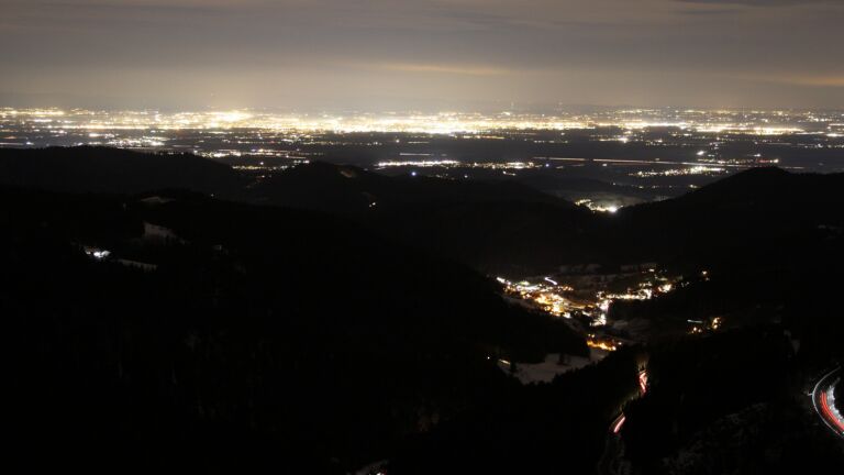 Dieses Bild zeigt eine Webcam-Aufnahme vom Achertal, aufgenommen am Dienstag, den 13.01.2026 um 19:00 Uhr. Die Temperatur betrug 6.5°C.