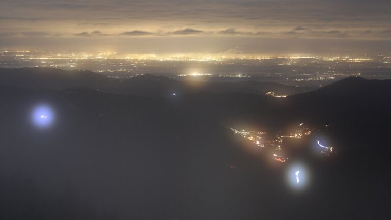 Dieses Bild zeigt eine Webcam-Aufnahme vom Achertal, aufgenommen am Freitag, den 05.12.2025 um 17:50 Uhr. Die Temperatur betrug 1.5°C.