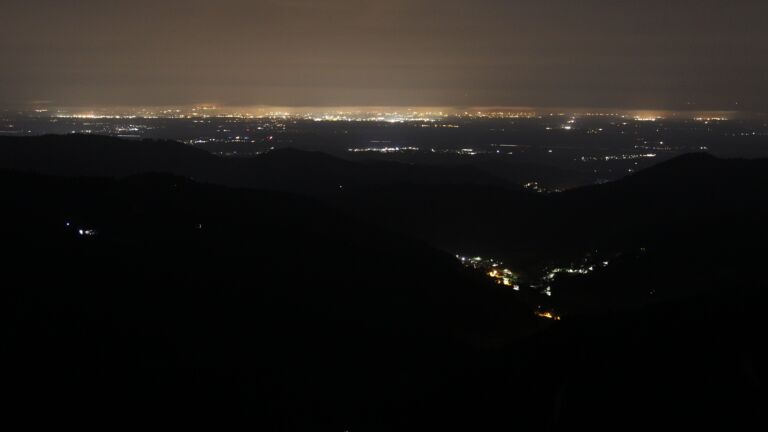 Dieses Bild zeigt eine Webcam-Aufnahme vom Achertal, aufgenommen am Sonntag, den 27.07.2025 um 03:30 Uhr. Die Temperatur betrug 13°C.