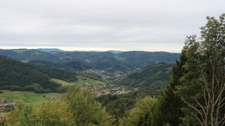 Dieses Bild zeigt eine Webcam-Aufnahme vom Achertal, aufgenommen am Dienstag, den 13.10.2026 um 16:10 Uhr. Die Temperatur betrug 13.5°C.