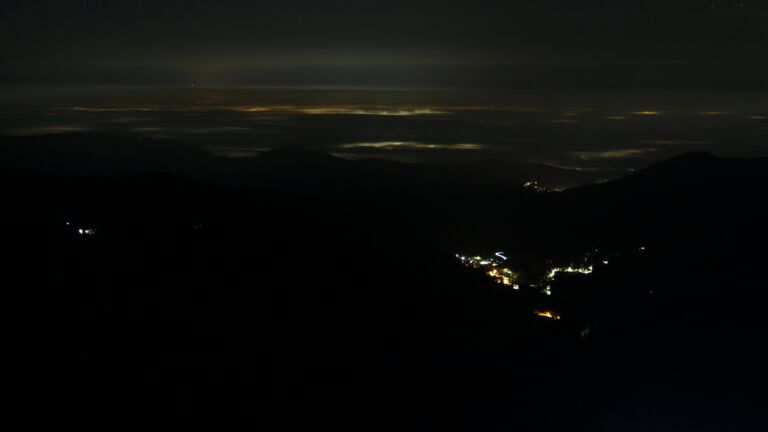 Dieses Bild zeigt eine Webcam-Aufnahme vom Achertal, aufgenommen am Montag, den 29.09.2025 um 04:30 Uhr. Die Temperatur betrug 9.6°C.