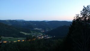 Dieses Bild zeigt eine Webcam-Aufnahme vom Achertal, aufgenommen am Freitag, den 03.07.2026 um 22:20 Uhr. Die Temperatur betrug 18.2°C.