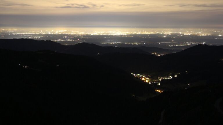 Dieses Bild zeigt eine Webcam-Aufnahme vom Achertal, aufgenommen am Freitag, den 03.10.2025 um 20:10 Uhr. Die Temperatur betrug 8.9°C.