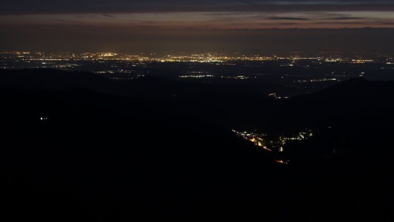 Dieses Bild zeigt eine Webcam-Aufnahme vom Achertal, aufgenommen am Mittwoch, den 15.04.2026 um 21:30 Uhr. Die Temperatur betrug 7.3°C.