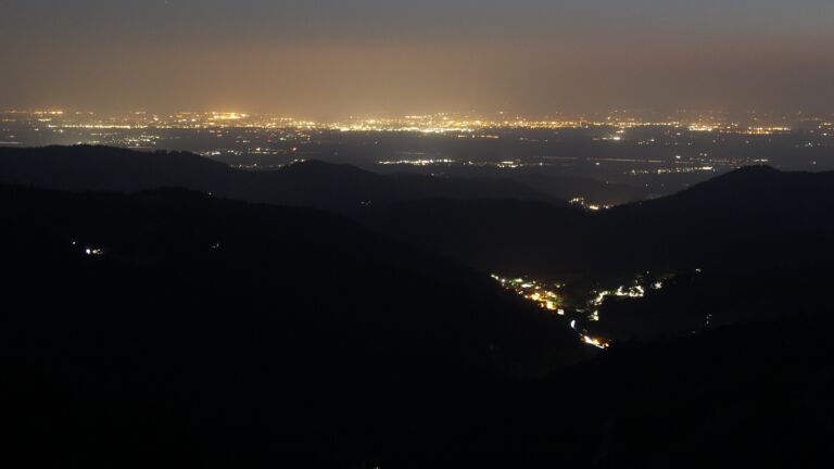 Dieses Bild zeigt eine Webcam-Aufnahme vom Achertal, aufgenommen am Montag, den 11.08.2025 um 22:20 Uhr. Die Temperatur betrug 19.3°C.