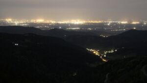 Dieses Bild zeigt eine Webcam-Aufnahme vom Achertal, aufgenommen am Dienstag, den 28.04.2026 um 23:00 Uhr. Die Temperatur betrug 10.8°C.