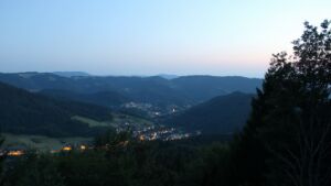 Dieses Bild zeigt eine Webcam-Aufnahme vom Achertal, aufgenommen am Mittwoch, den 29.07.2026 um 21:50 Uhr. Die Temperatur betrug 28.3°C.