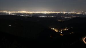 Dieses Bild zeigt eine Webcam-Aufnahme vom Achertal, aufgenommen am Dienstag, den 09.12.2025 um 23:00 Uhr. Die Temperatur betrug 8.1°C.