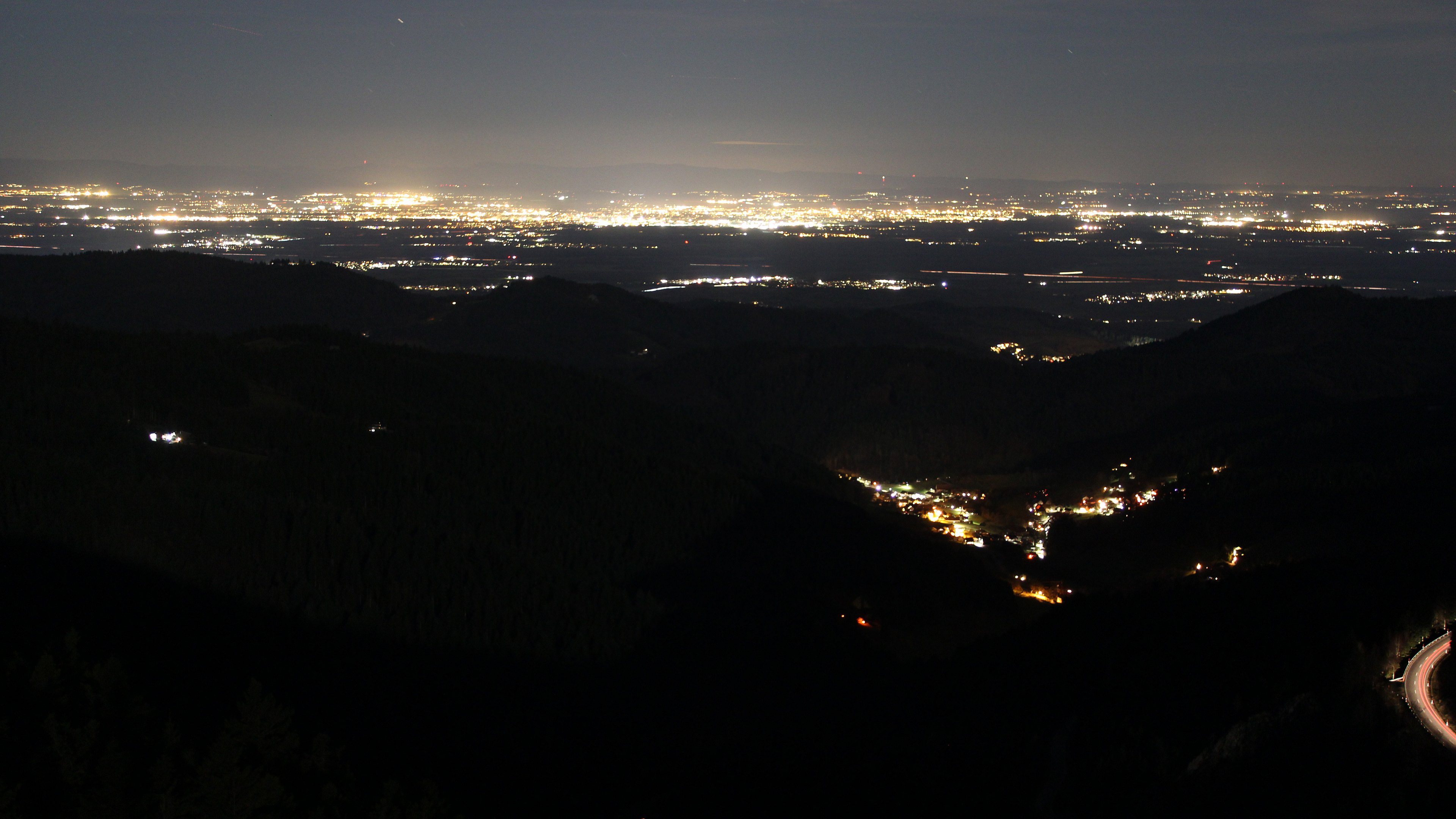 Dieses Bild zeigt eine Webcam-Aufnahme vom Achertal, aufgenommen am Dienstag, den 09.12.2025 um 23:00 Uhr. Die Temperatur betrug 8.1°C.