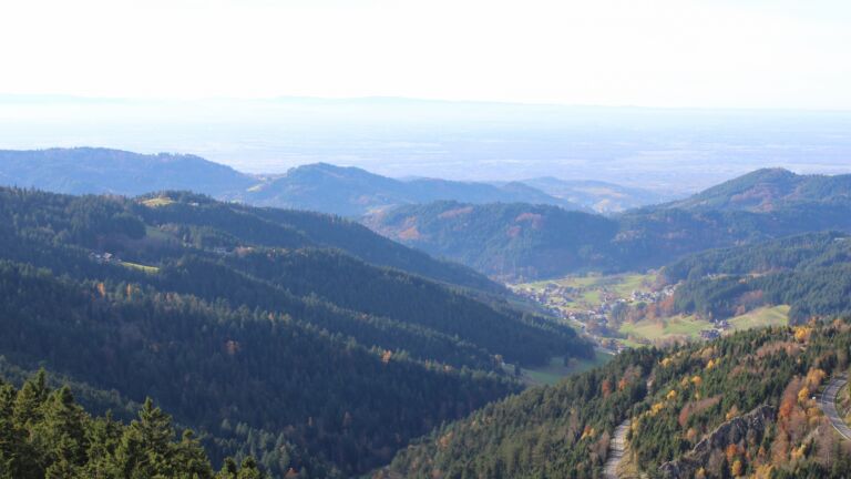 Dieses Bild zeigt eine Webcam-Aufnahme vom Achertal, aufgenommen am Dienstag, den 04.11.2025 um 14:40 Uhr. Die Temperatur betrug 12.1°C.