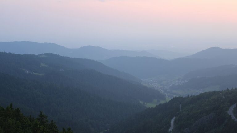Dieses Bild zeigt eine Webcam-Aufnahme vom Achertal, aufgenommen am Dienstag, den 10.06.2025 um 21:20 Uhr. Die Temperatur betrug 14.7°C.