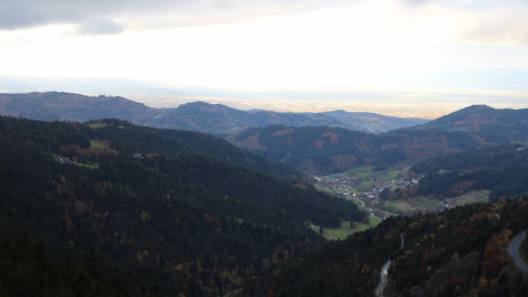 Dieses Bild zeigt eine Webcam-Aufnahme vom Achertal, aufgenommen am Dienstag, den 28.10.2025 um 15:50 Uhr. Die Temperatur betrug 5.6°C.