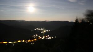 Dieses Bild zeigt eine Webcam-Aufnahme vom Achertal, aufgenommen am Montag, den 24.08.2026 um 00:30 Uhr. Die Temperatur betrug 13.9°C.
