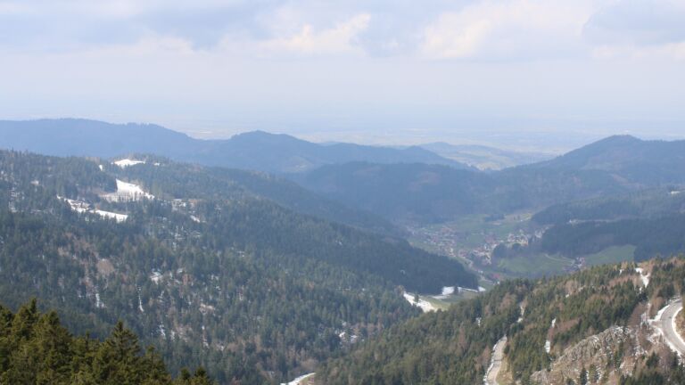 Dieses Bild zeigt eine Webcam-Aufnahme vom Achertal, aufgenommen am Freitag, den 03.04.2026 um 13:00 Uhr. Die Temperatur betrug 5.2°C.