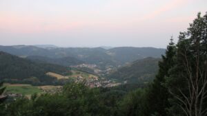 Dieses Bild zeigt eine Webcam-Aufnahme vom Achertal, aufgenommen am Freitag, den 26.06.2026 um 05:20 Uhr. Die Temperatur betrug 27.4°C.