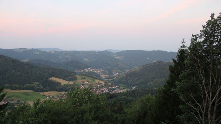 Dieses Bild zeigt eine Webcam-Aufnahme vom Achertal, aufgenommen am Freitag, den 26.06.2026 um 05:20 Uhr. Die Temperatur betrug 27.4°C.