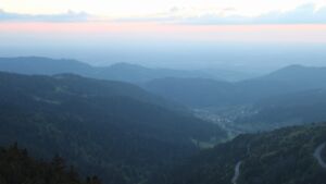 Dieses Bild zeigt eine Webcam-Aufnahme vom Achertal, aufgenommen am Freitag, den 08.05.2026 um 21:10 Uhr. Die Temperatur betrug 9.7°C.