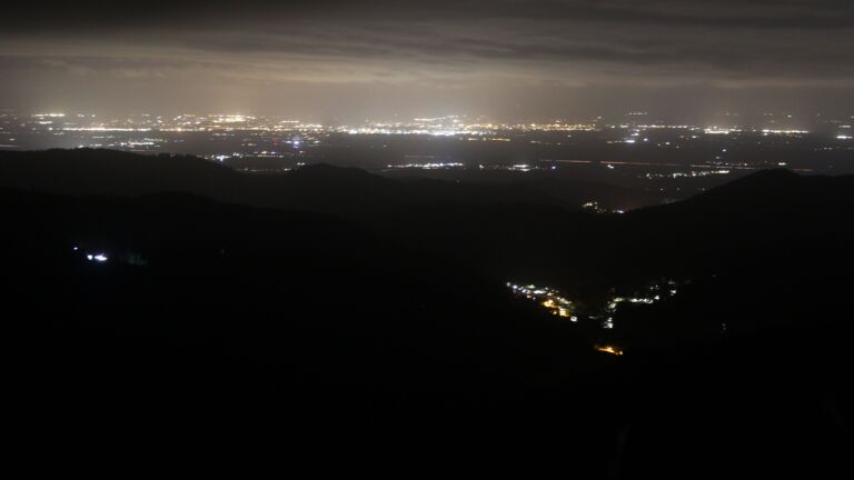 Dieses Bild zeigt eine Webcam-Aufnahme vom Achertal, aufgenommen am Dienstag, den 28.10.2025 um 04:30 Uhr. Die Temperatur betrug 2.9°C.