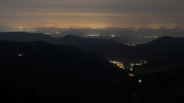 Dieses Bild zeigt eine Webcam-Aufnahme vom Achertal, aufgenommen am Sonntag, den 08.03.2026 um 05:10 Uhr. Die Temperatur betrug 9.7°C.