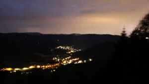 Dieses Bild zeigt eine Webcam-Aufnahme vom Achertal, aufgenommen am Freitag, den 19.06.2026 um 22:50 Uhr. Die Temperatur betrug 18.3°C.