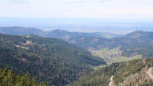 Dieses Bild zeigt eine Webcam-Aufnahme vom Achertal, aufgenommen am Sonntag, den 05.04.2026 um 12:50 Uhr. Die Temperatur betrug 13.4°C.