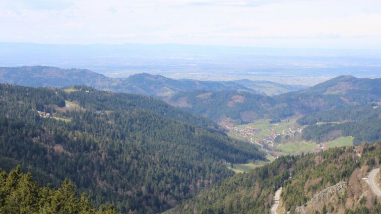 Dieses Bild zeigt eine Webcam-Aufnahme vom Achertal, aufgenommen am Sonntag, den 05.04.2026 um 12:50 Uhr. Die Temperatur betrug 13.4°C.